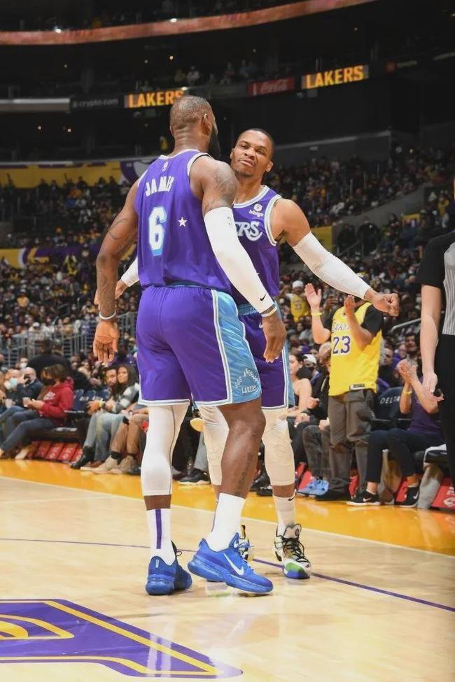 穆勒与梅西交手记录：穆勒正式比赛7胜1负，周末将...（穆勒战梅西往绩：正式赛场7胜1负，周末再迎对决）