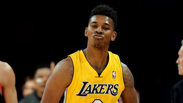 🎮HLE 1-0 T1：Peyz天肥卢锡安无力回天，HLE首局先下一城（🎮HLE先拔头筹1-0 T1：Peyz卢锡安再肥难救主，首局HLE收下胜利）