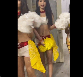 曼联客场不败创英超最长纪录，B费贡献2球1助攻，但防守漏洞明显，积分排名靠后。（曼联客场不败登顶英超纪录，B费2球1助抢眼，防守短板凸显、积分仍靠后）