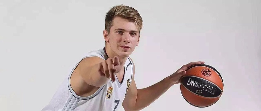 篮球湖人球迷制作大型海报欢迎队内新援（湖人球迷以巨幅海报欢迎新援加盟）